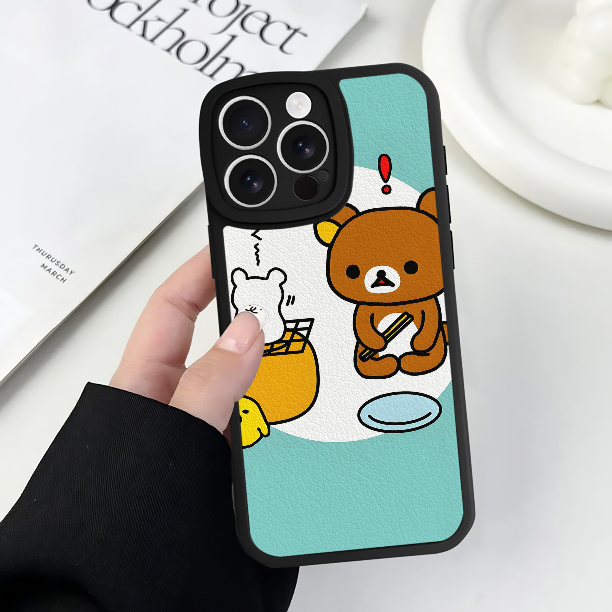 （画像用） リラックマ リラックマ キイロイトリ Rilakkuma Korilakkuma Kiiroitori 【iPhone 16シリーズ対応】シリコンスマホケース（レザー調） 材質：シリコン